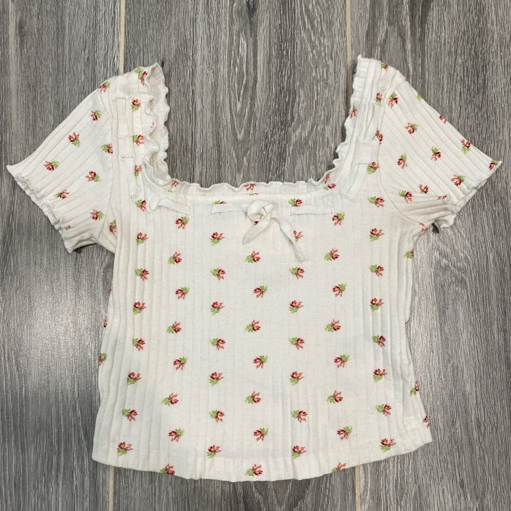 ❌ SOLD ❌Incredible floral crop top from UO